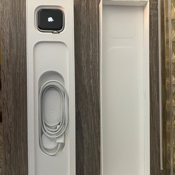 Apple Watch SE 2nd generation 40 mm starlight aluminum - Picture 4 of 4